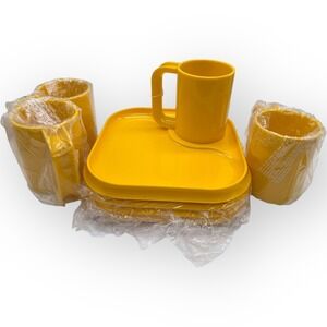Vtg Ingrid Ltd Chicago Snax 4 Plates & Mugs Set Melamine Plastic Yellow Retro